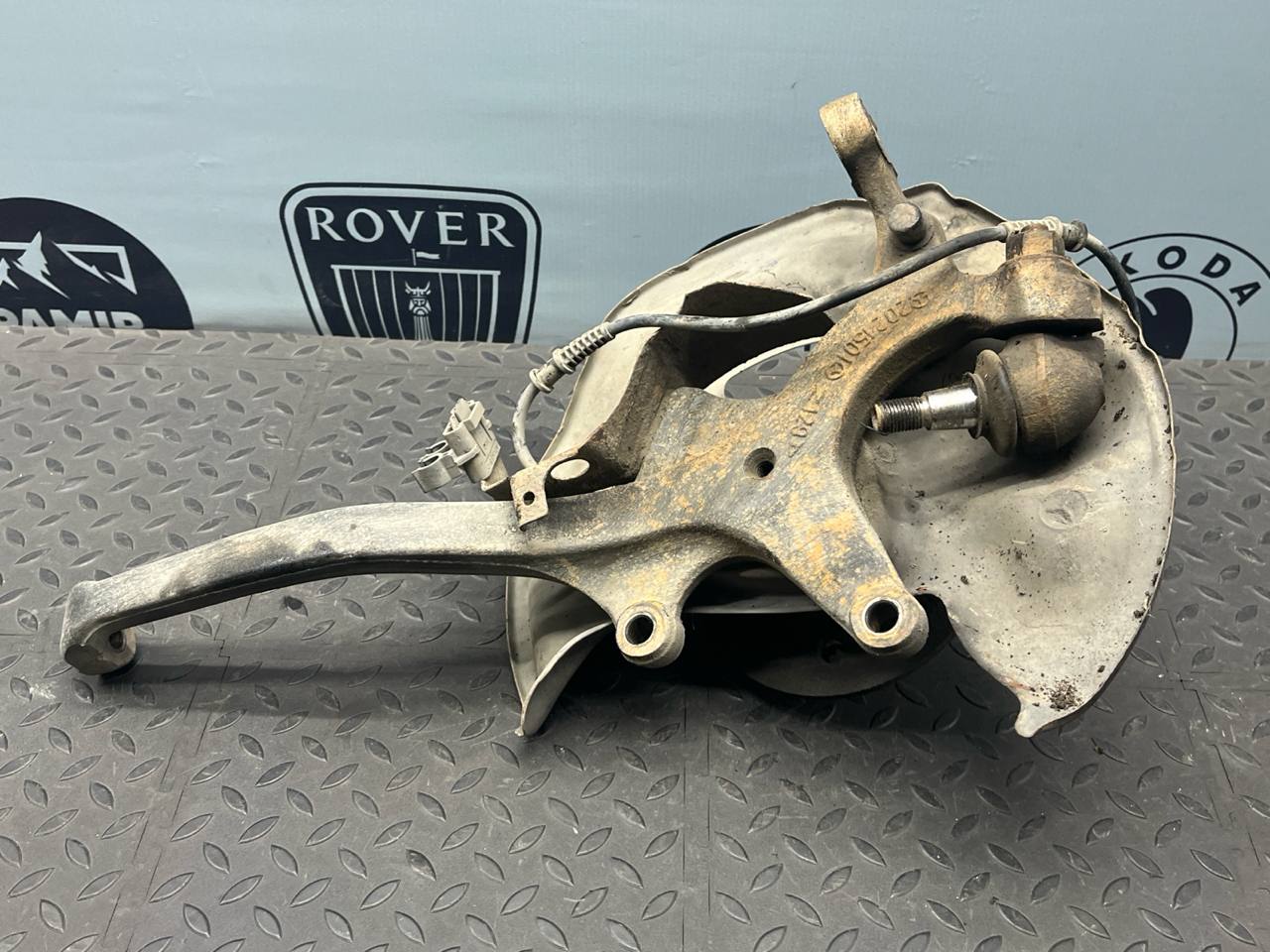 Кулак поворотный передний правый Mercedes C/W202 1993-2001