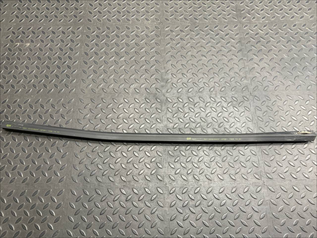 Уплотнитель двери передний правый Opel Astra/H 2004-2014