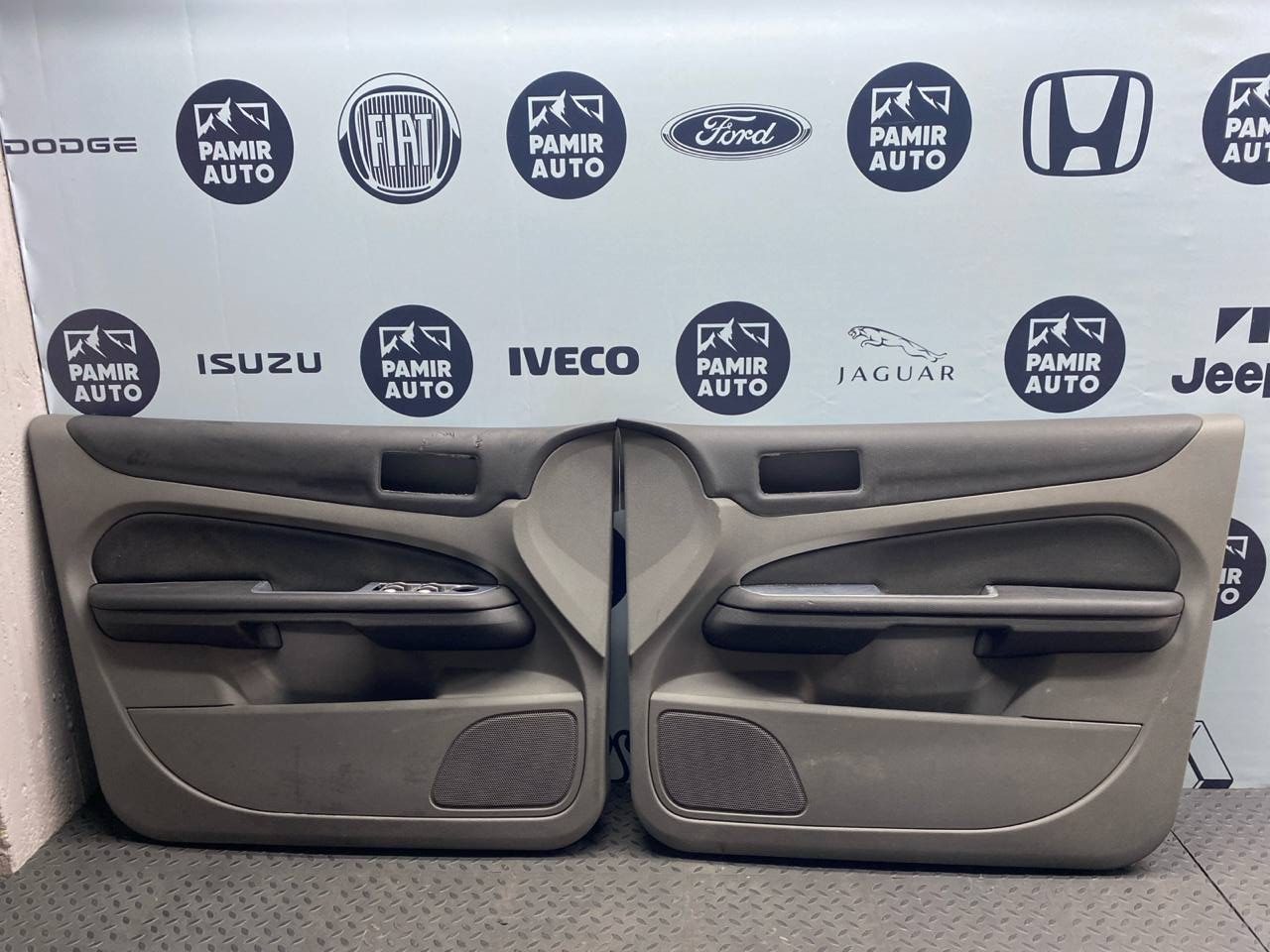 Обшивка двери передняя Ford Focus/2 2004-2011