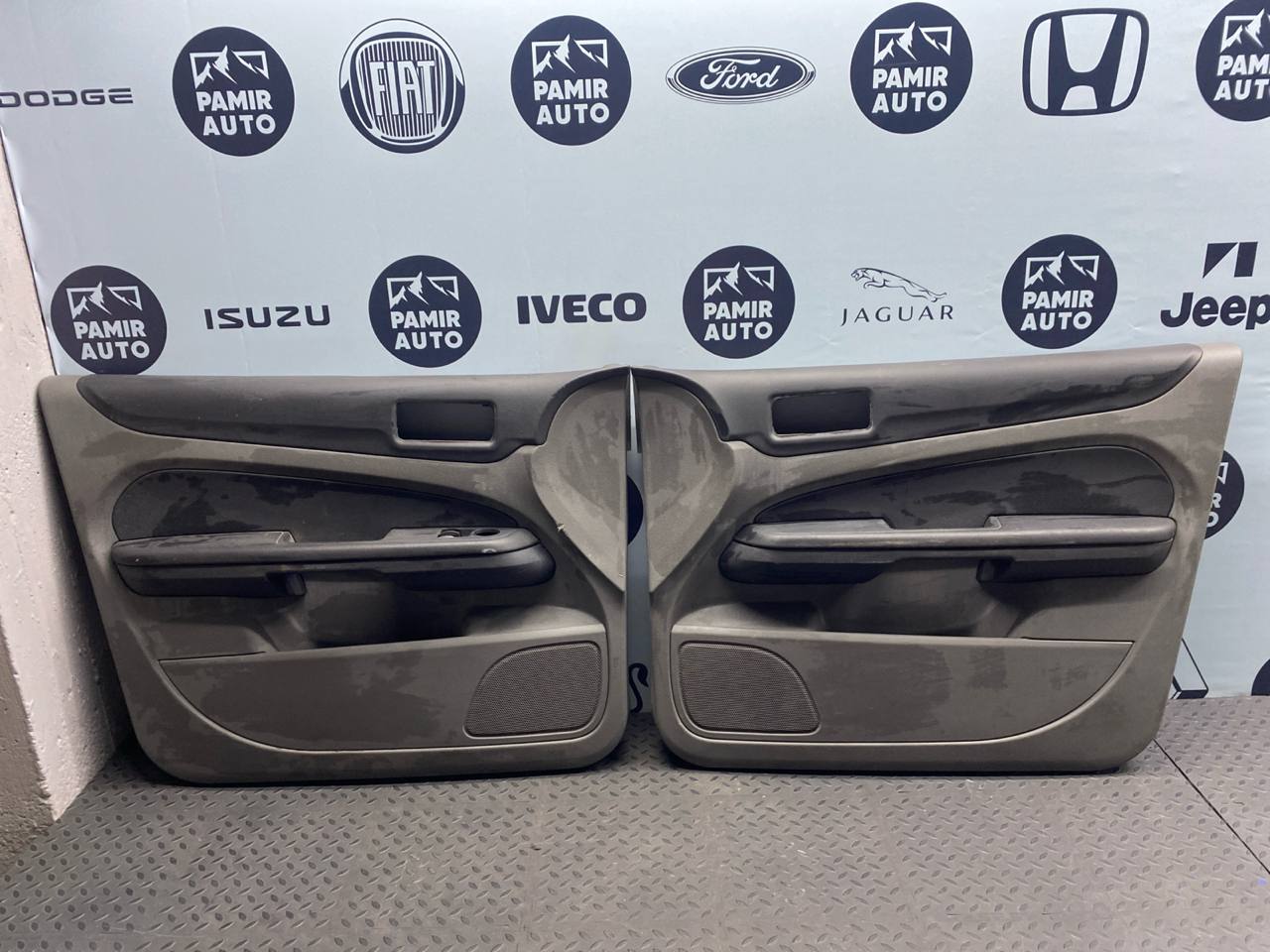 Обшивка двери передняя Ford Focus/2 2004-2011