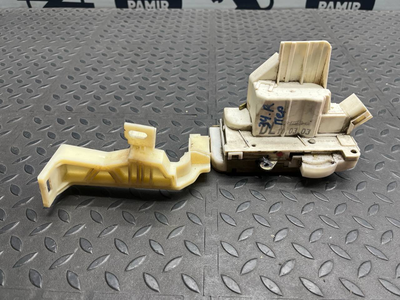 Замок двери передний правый Ford Mondeo/3 2000-2007