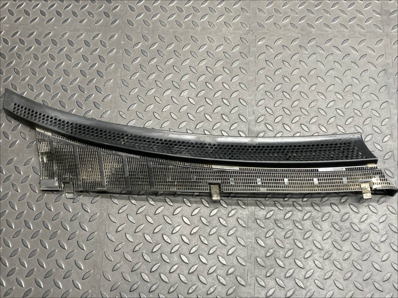 Решетка под лобовое стекло (Жабо) правая Mercedes C/W202 1993-2001