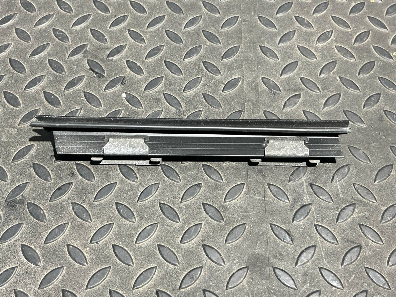 Уплотнитель двери задний левый Mercedes C/W204 2006-2015