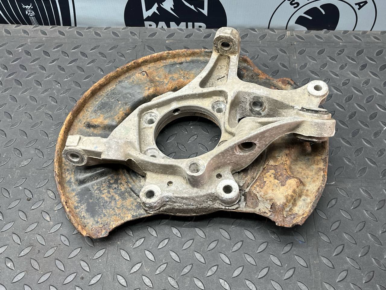 Кулак поворотный задний правый Mercedes E/W211 2002-2009