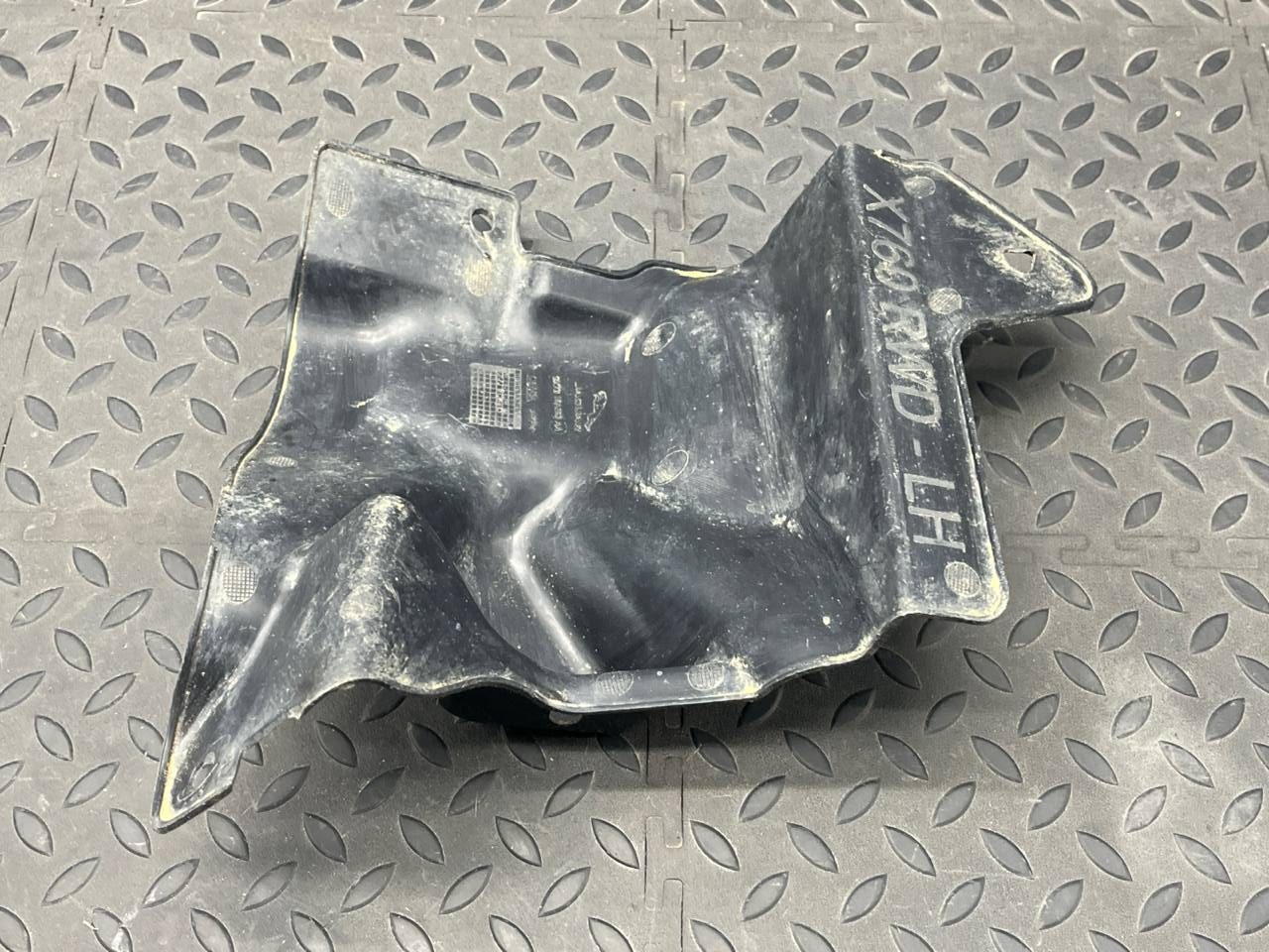 Защита двигателя левая Jaguar XE 2015-н.в.