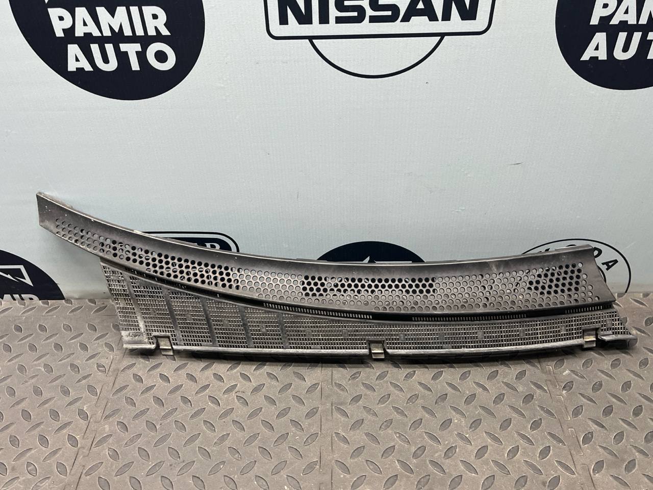 Решетка под лобовое стекло (Жабо) правая Mercedes C/W202 1993-2001