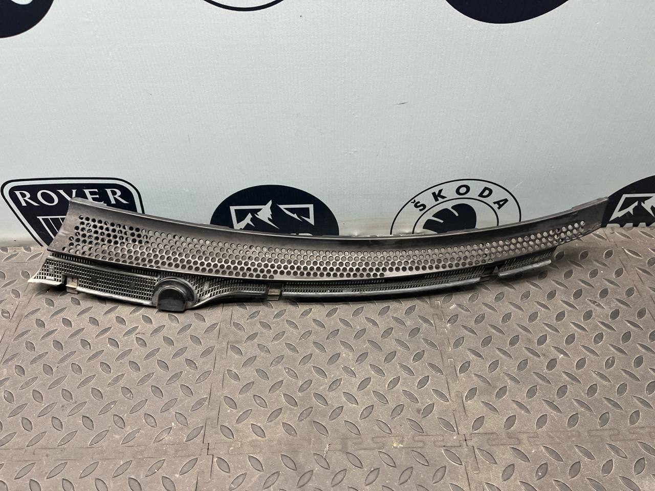 Решетка под лобовое стекло (Жабо) левая Mercedes C/W202 1993-2001