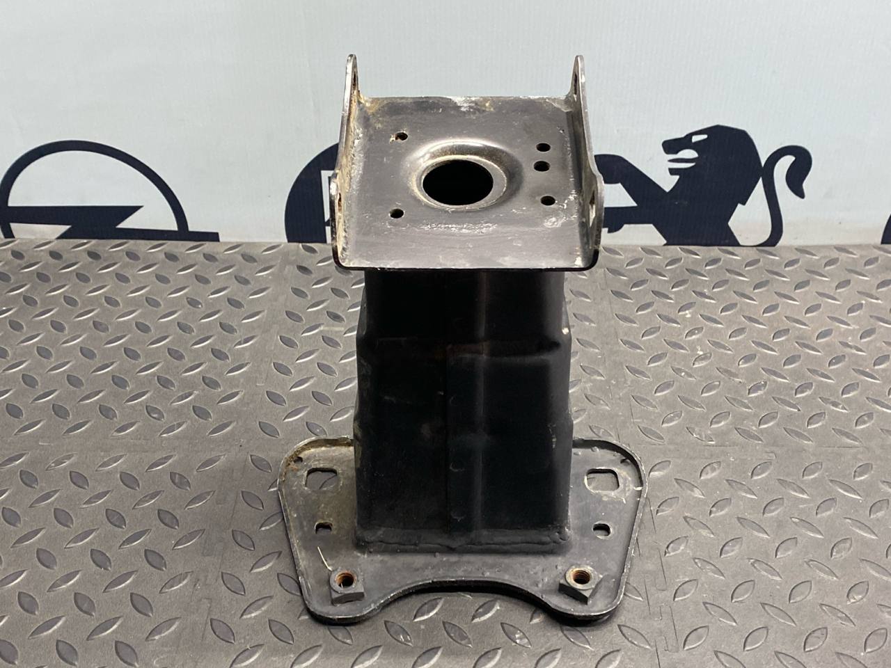 Кронштейн усилителя бампера передний левый Mercedes M/W164 2005-2011