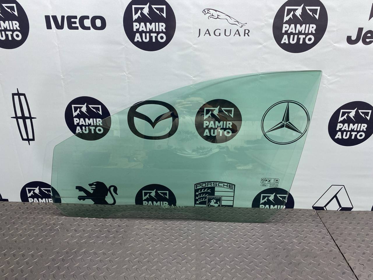 Стекло двери переднее левое Ford Focus/2 2004-2011