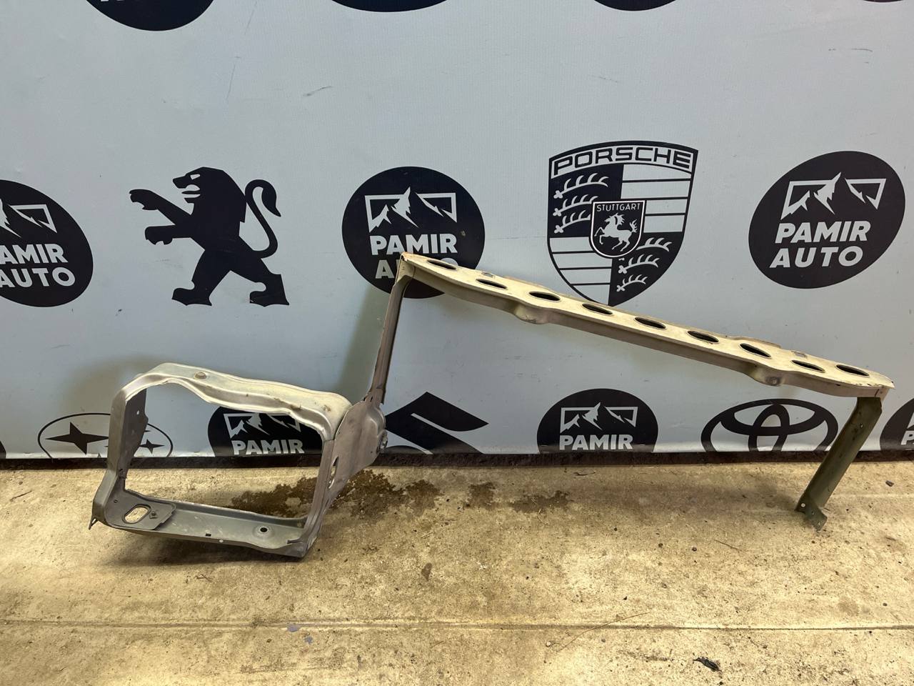 Кронштейн фары правый Mercedes C/W202 1993-2001