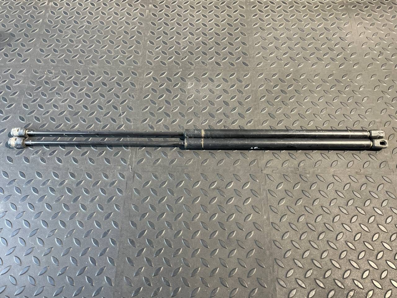 Амортизатор капота Mercedes E/W211 2002-2009