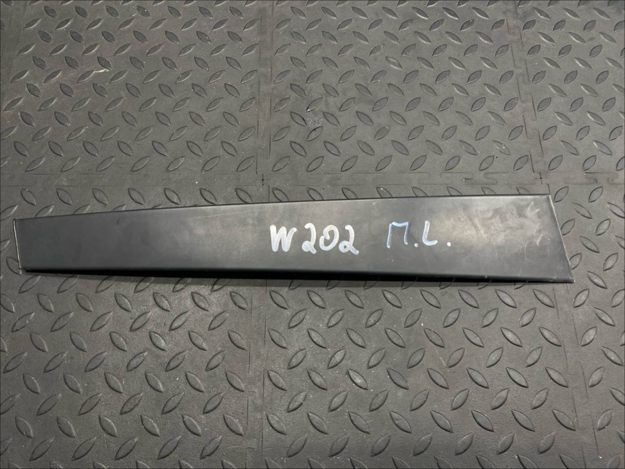 Накладка двери передняя левая Mercedes C/W202 1993-2001