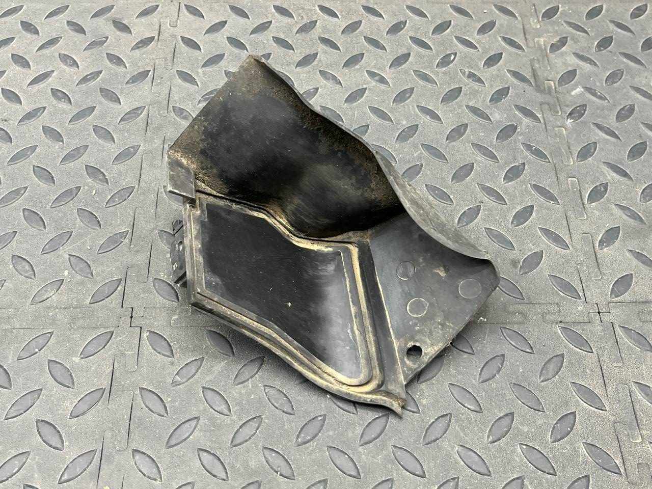 Водосток правый BMW 3/E90 2004-2013