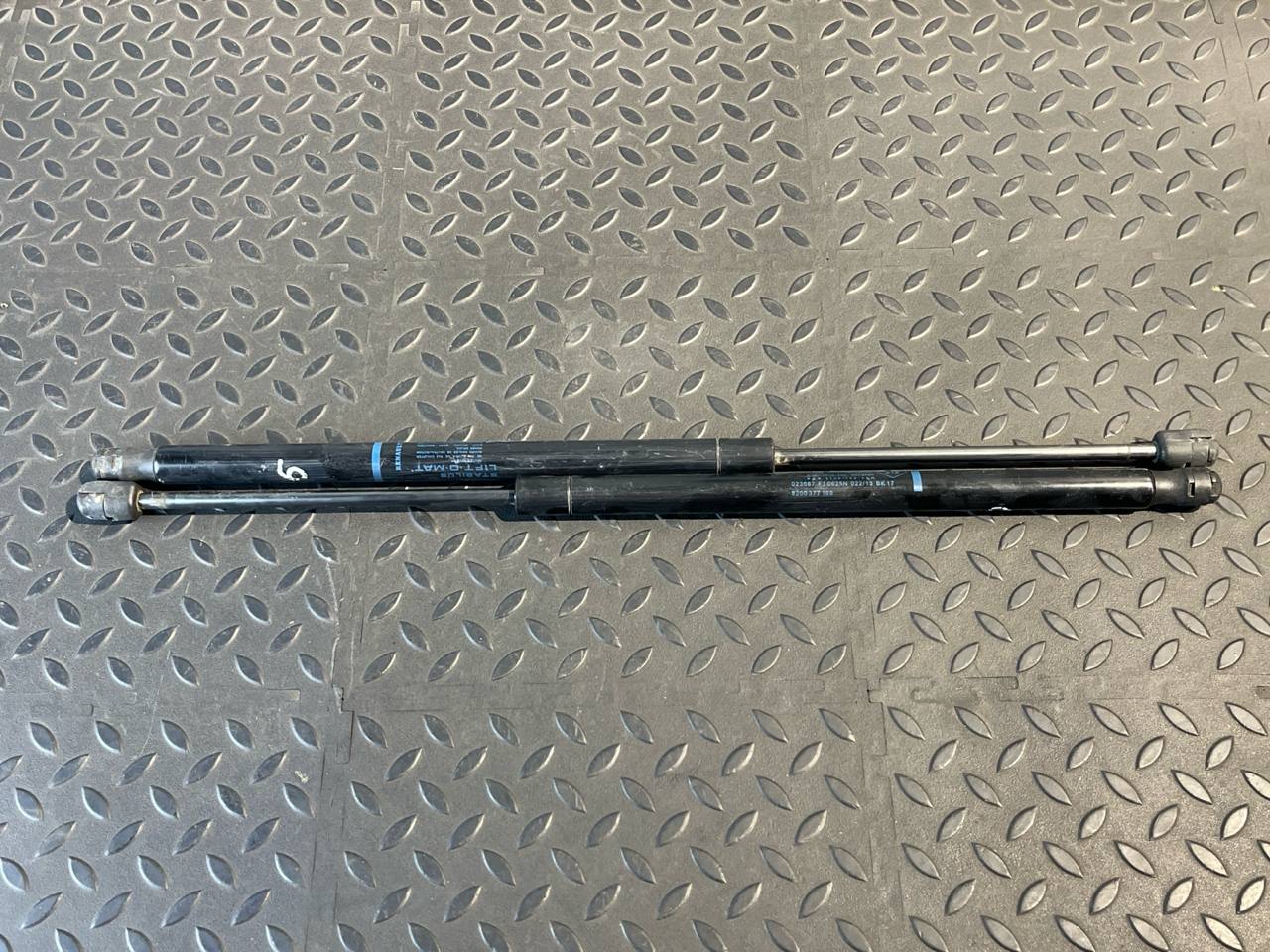 Амортизатор двери багажника Renault Scenic/2 2003-2009