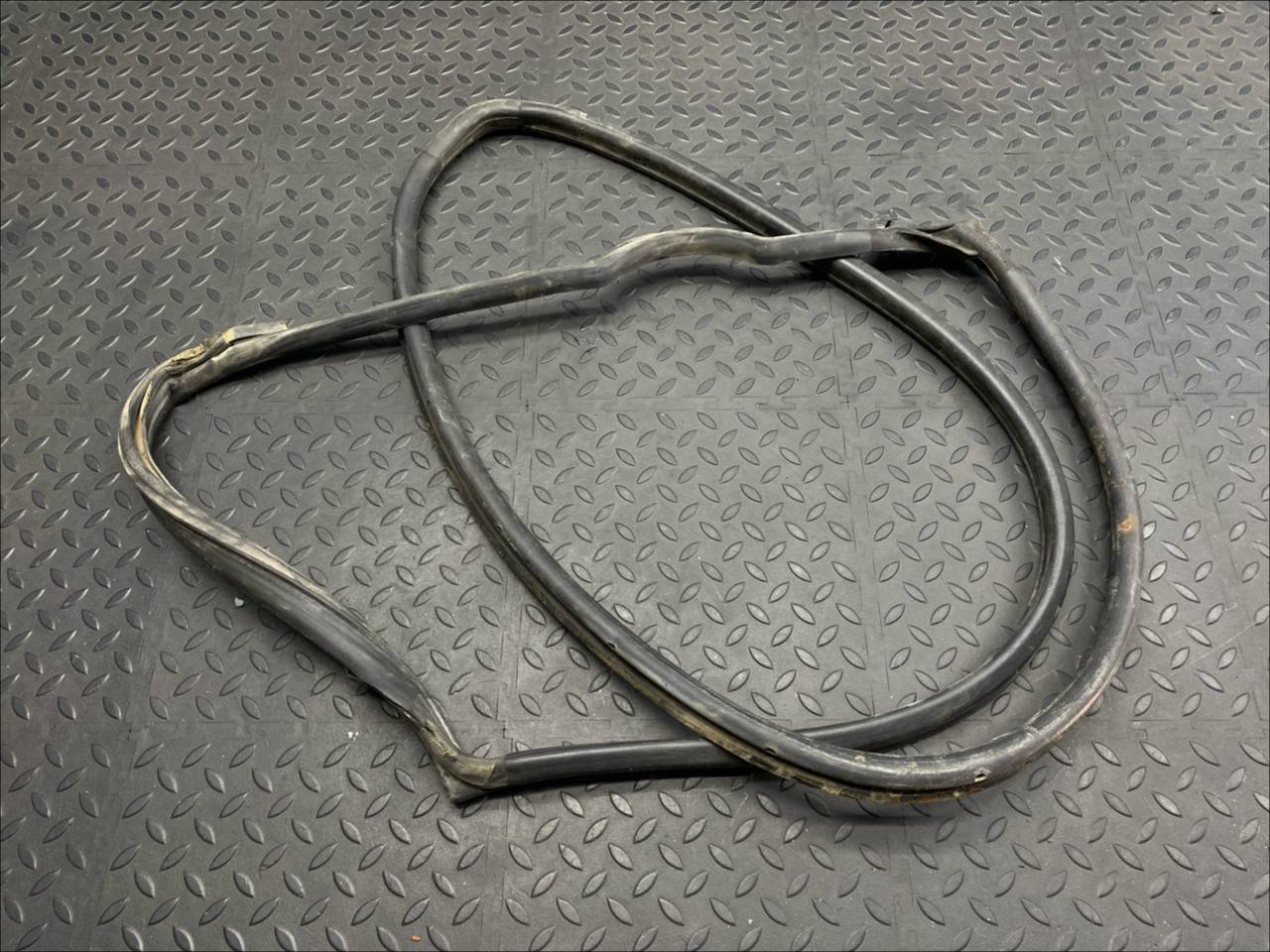 Уплотнитель двери задний левый Mercedes C/W202 1993-2001