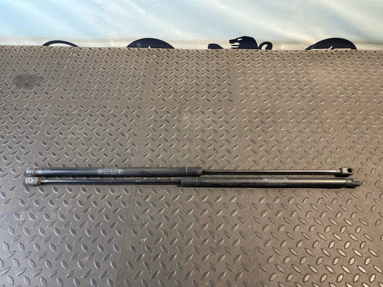 Амортизатор капота Mercedes E/W211 2002-2009