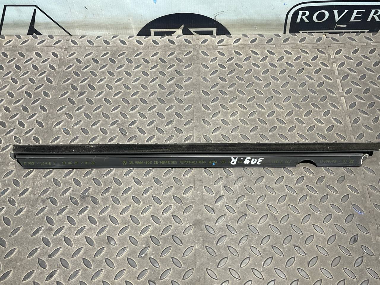 Уплотнитель двери задний правый Mercedes C/W204 2006-2015