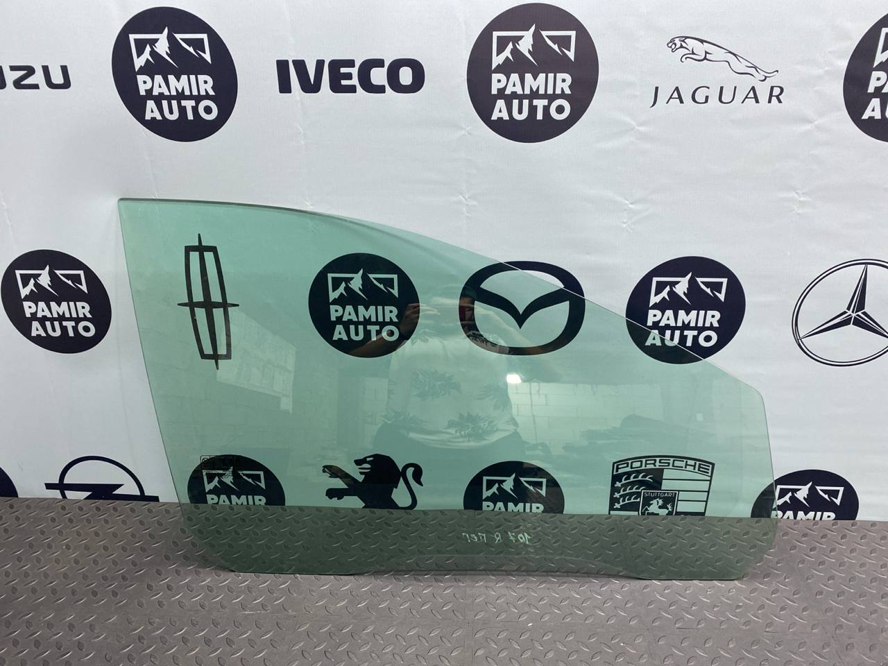 Стекло двери переднее правое Ford Focus/2 2004-2011