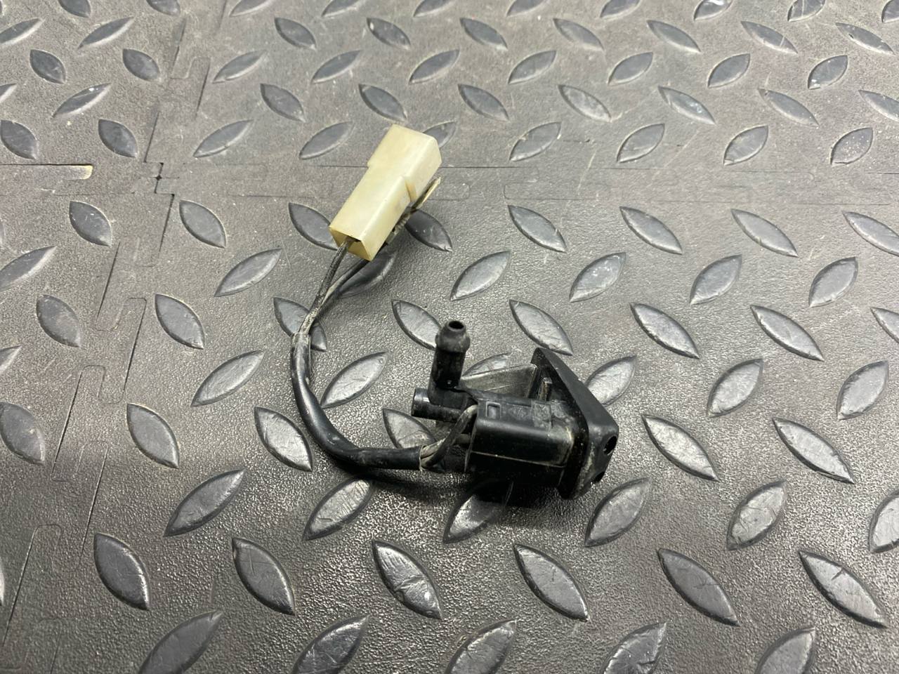 Форсунка омывателя левая Mercedes C/W202 1993-2001