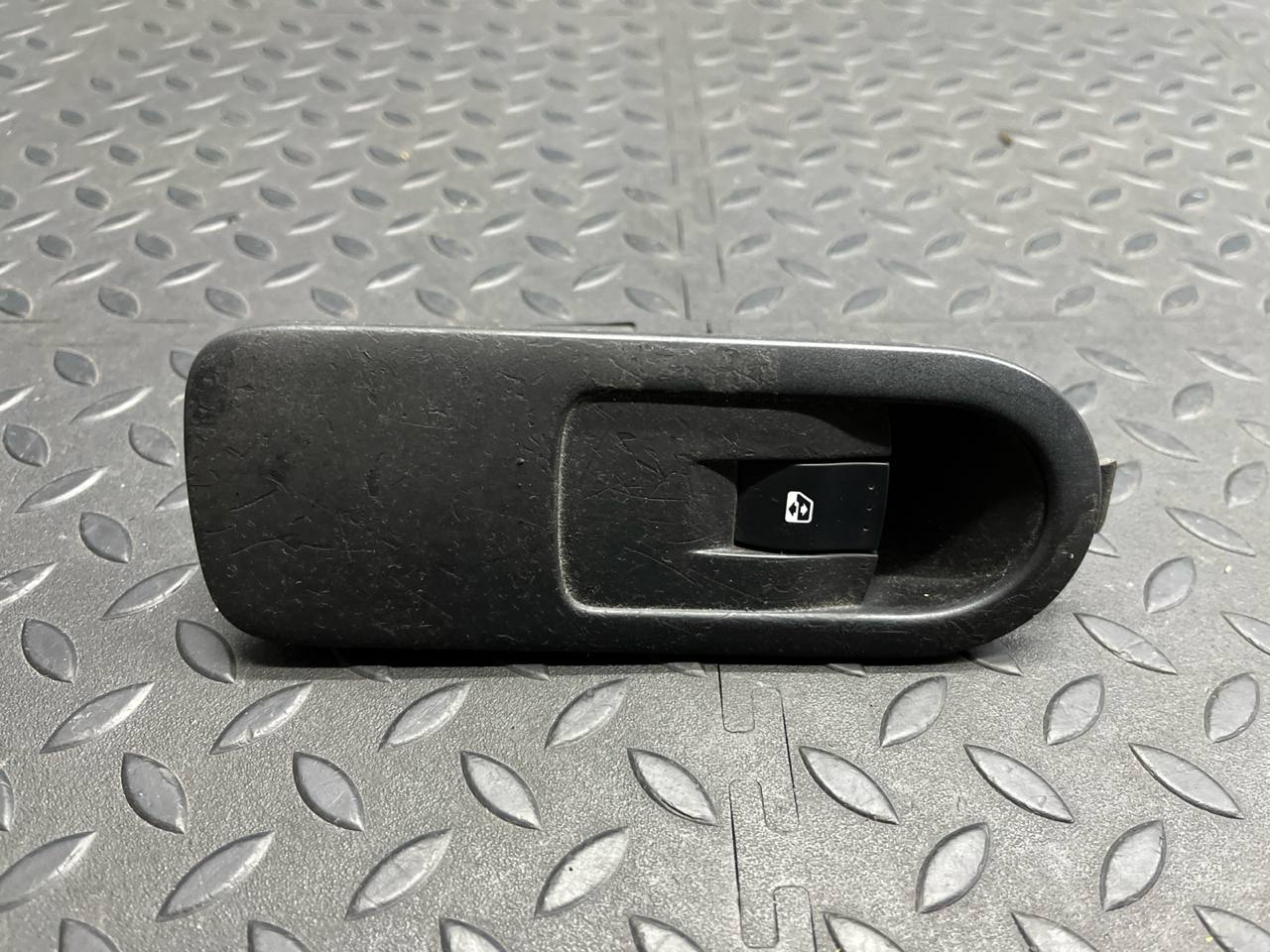 Кнопка стеклоподъемника задняя левая Renault Scenic/2 2003-2009