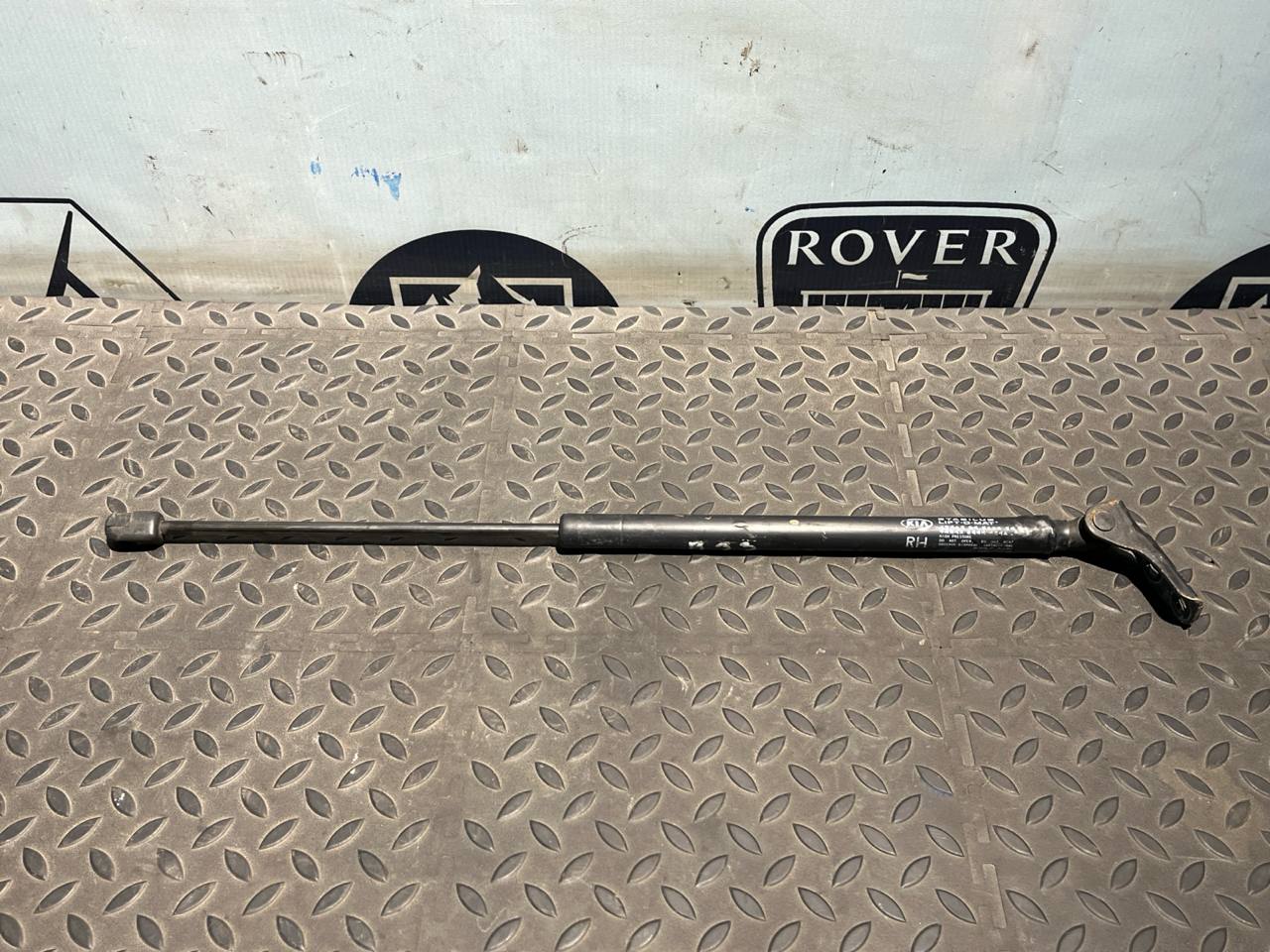 Амортизатор двери багажника Kia Carens/2 2006-2012