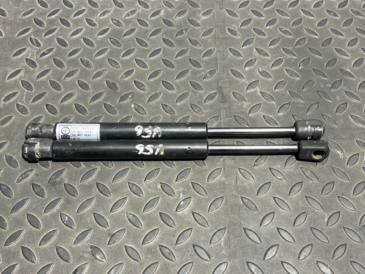 Амортизатор двери багажника Opel Vectra/C 2002-2008