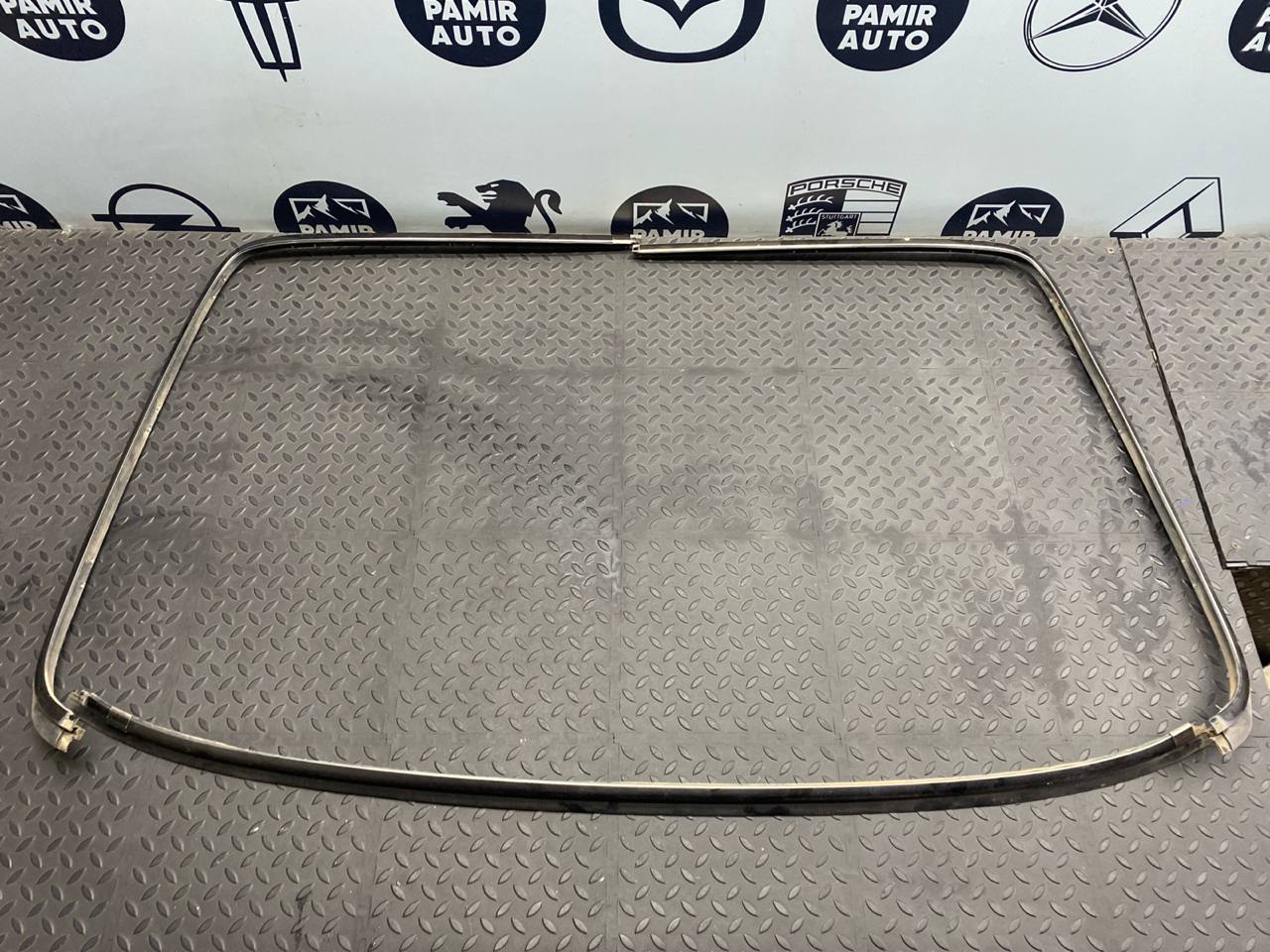 Молдинг заднего стекла Mercedes C/W202 1993-2001