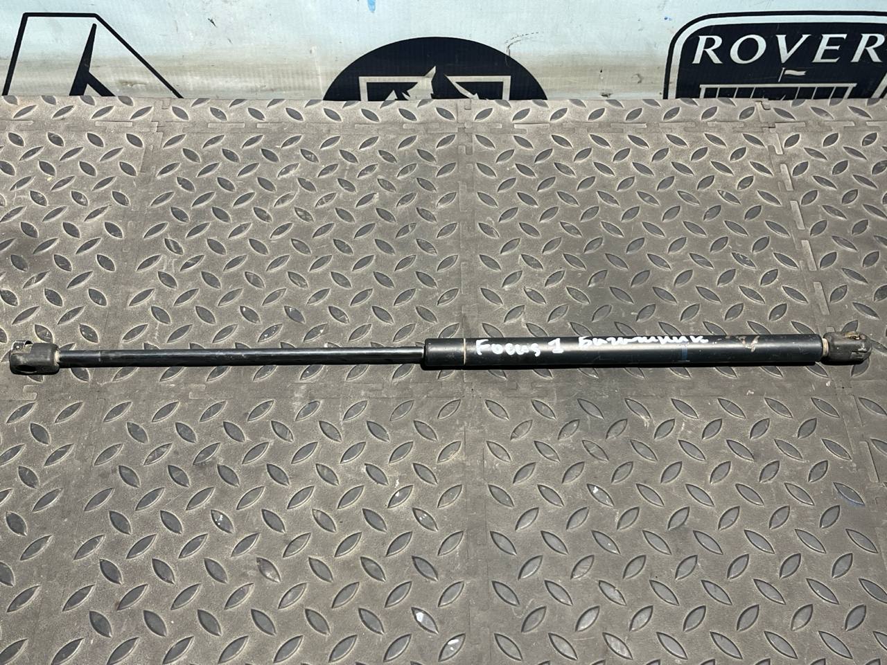 Амортизатор крышки багажника Ford Focus 1998-2007