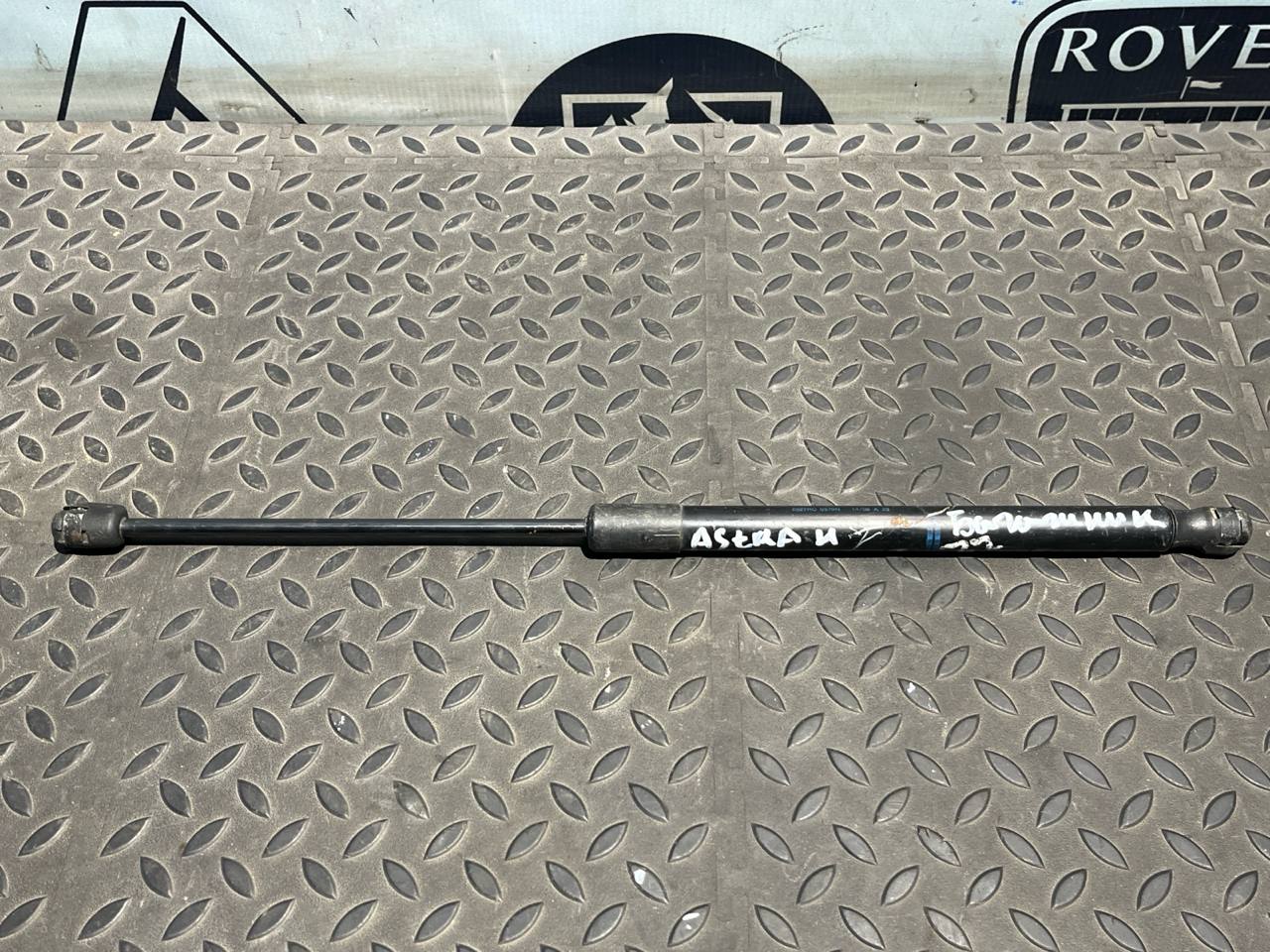 Амортизатор двери багажника Opel Astra/H 2004-2014