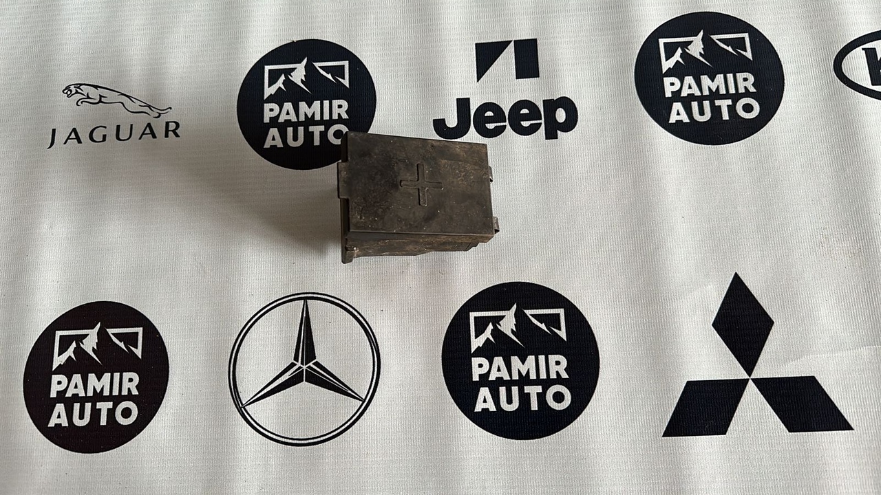 Крышка клеммы плюс Mercedes E/W211 2002-2009