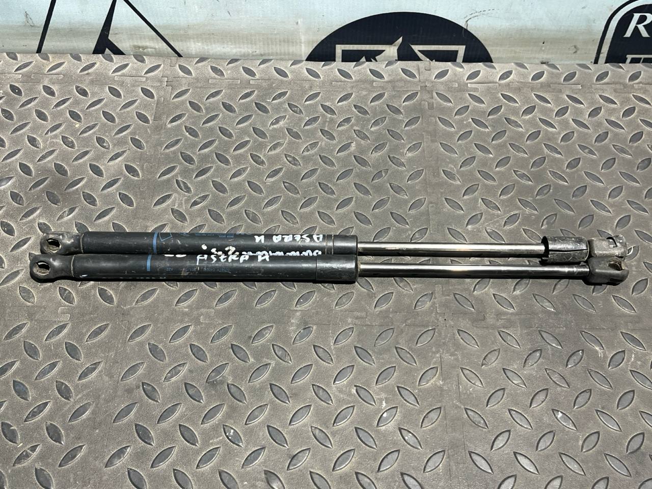 Амортизатор двери багажника Opel Astra/H 2004-2014