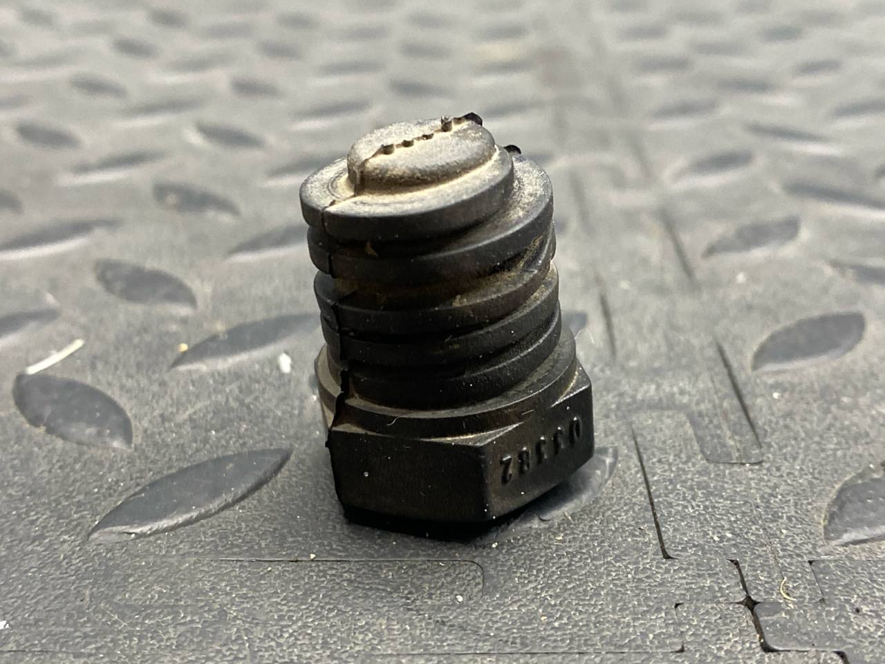 Отбойник капота Opel Vectra/C 2002-2008