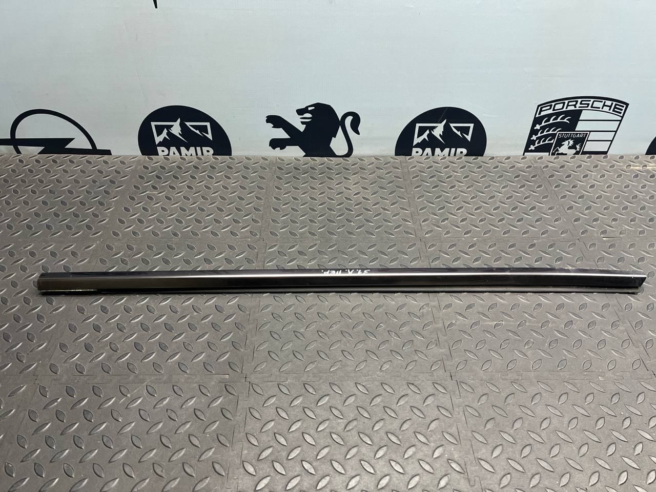 Уплотнитель двери передний левый Mercedes E/W210 1995-2003