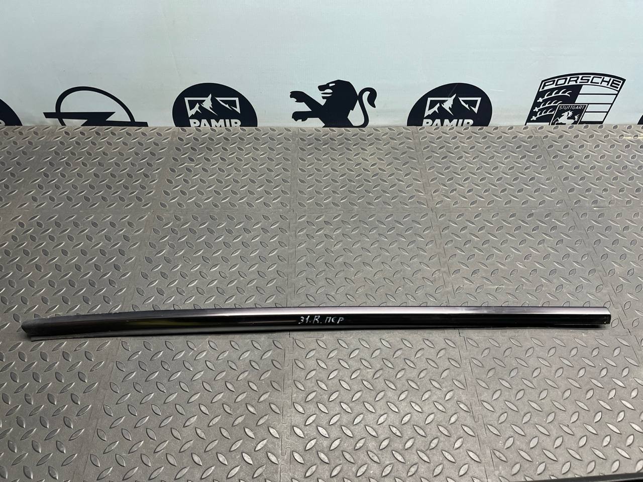 Уплотнитель двери передний правый Mercedes E/W210 1995-2003