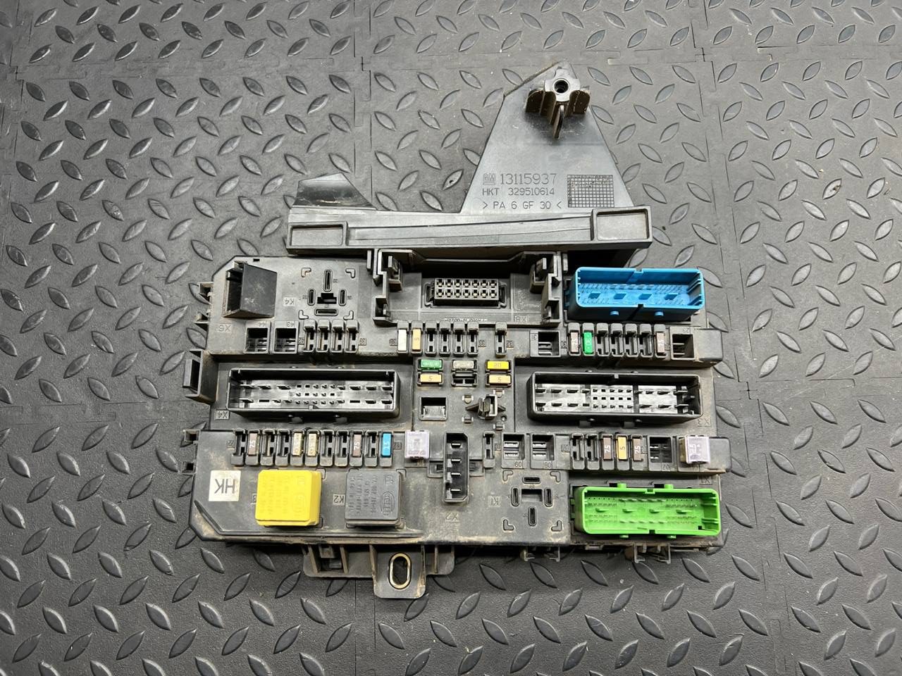 Блок предохранителей Opel Astra/H 2004-2014