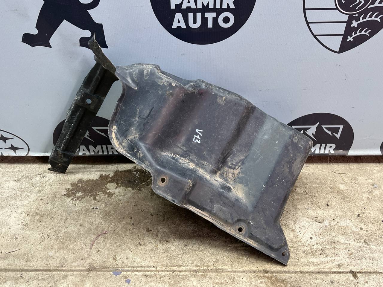 Защита двигателя правая Toyota Avensis/2 2003-2009