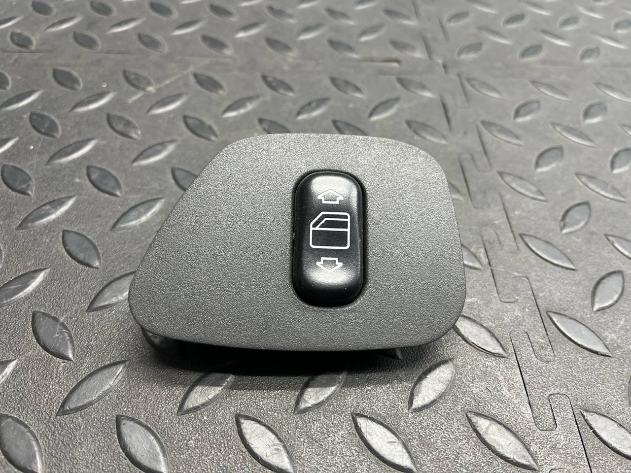 Кнопка стеклоподъемника задняя левая Mercedes E/W210 1995-2003