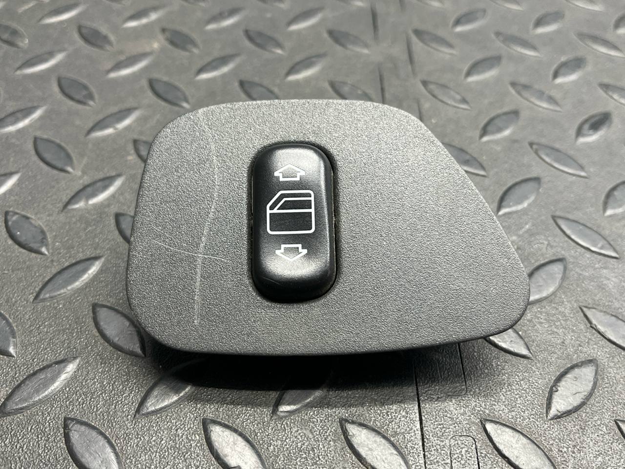Кнопка стеклоподъемника задняя правая Mercedes E/W210 1995-2003