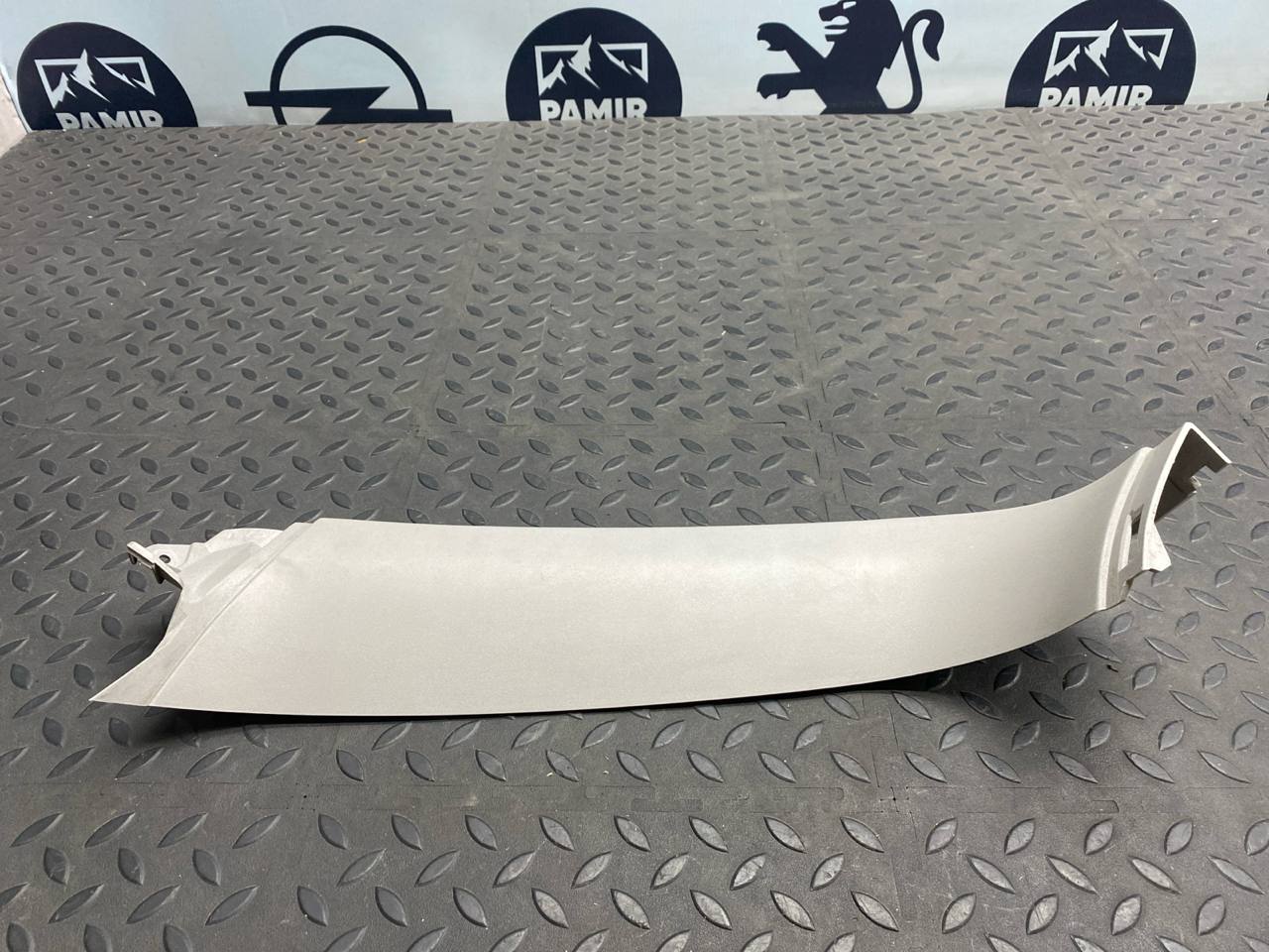 Обшивка двери багажника правая Opel Zafira/B 2005-2014