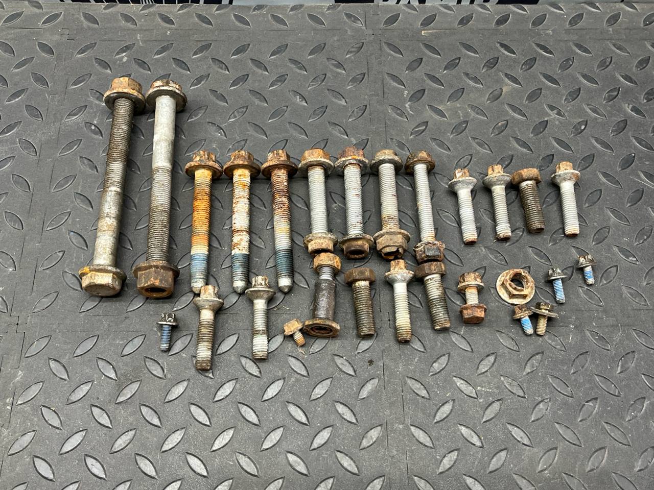 Болт подвески задний Mercedes E/W211 2002-2009