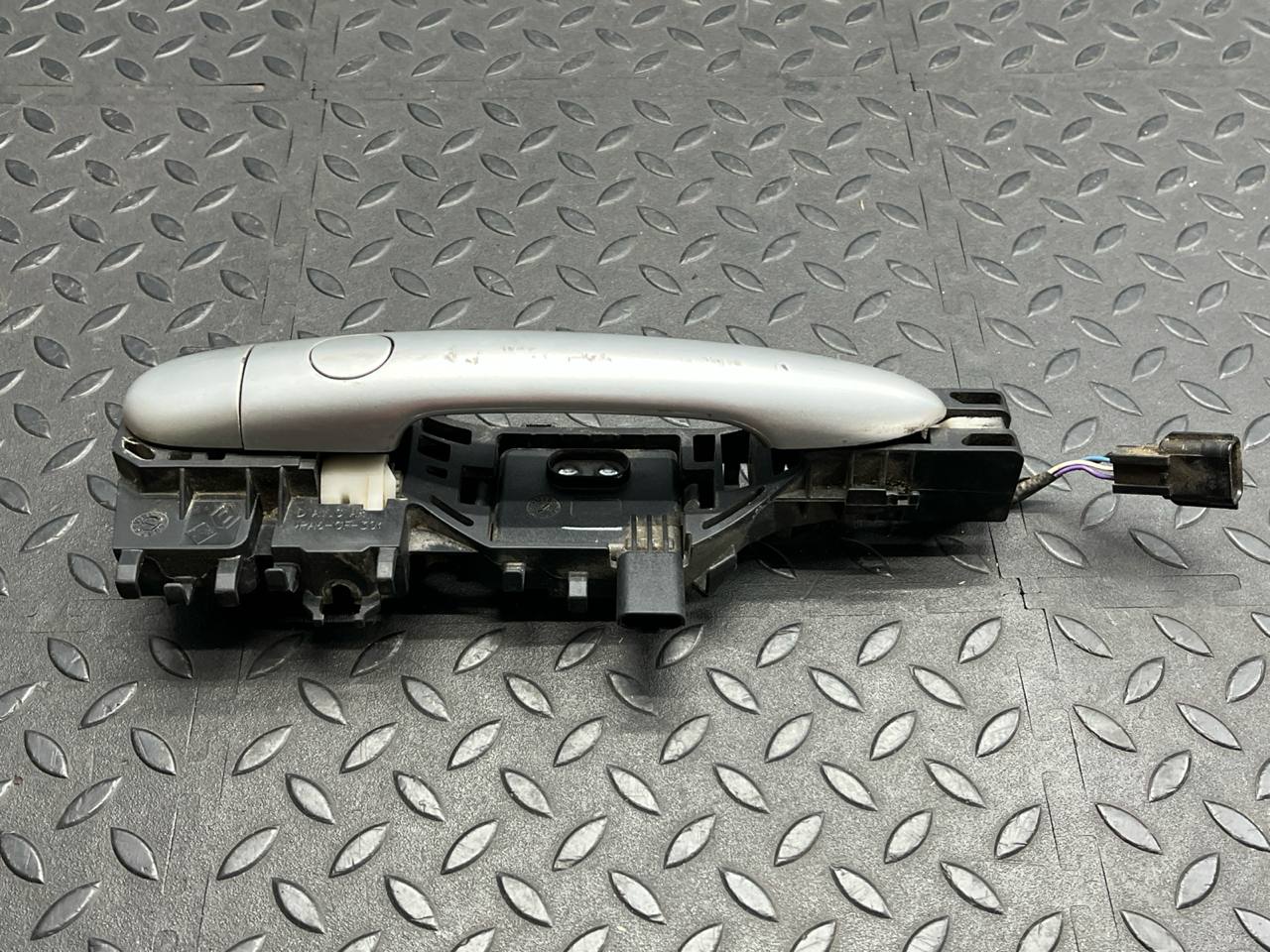 Ручка двери передняя правая Renault Scenic/2 2003-2009