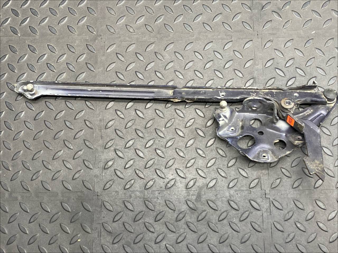 Петля капота левая Mercedes E/W210 1995-2003