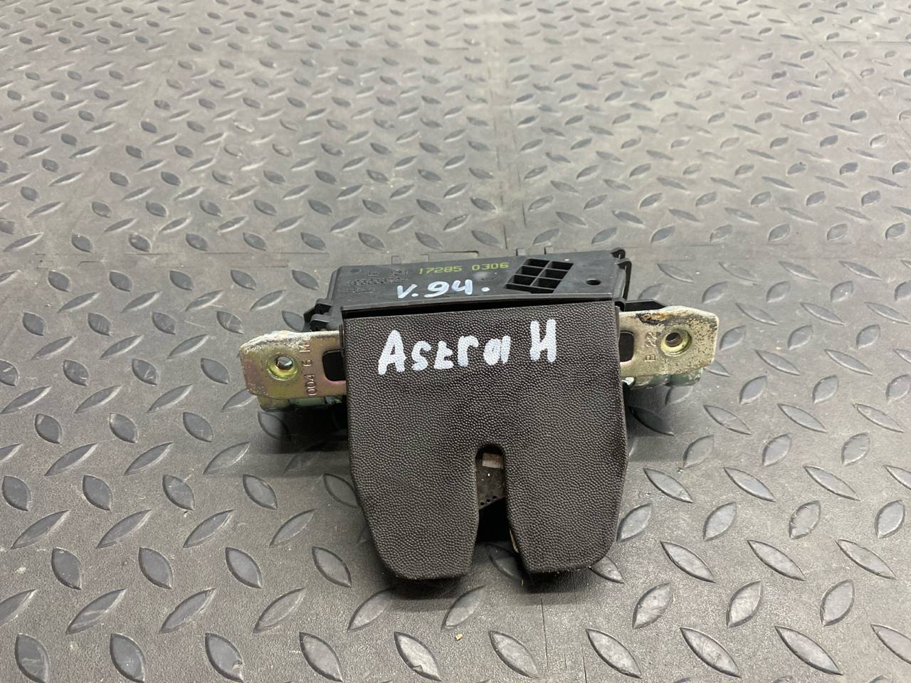 Замок двери багажника Opel Astra/H 2004-2014