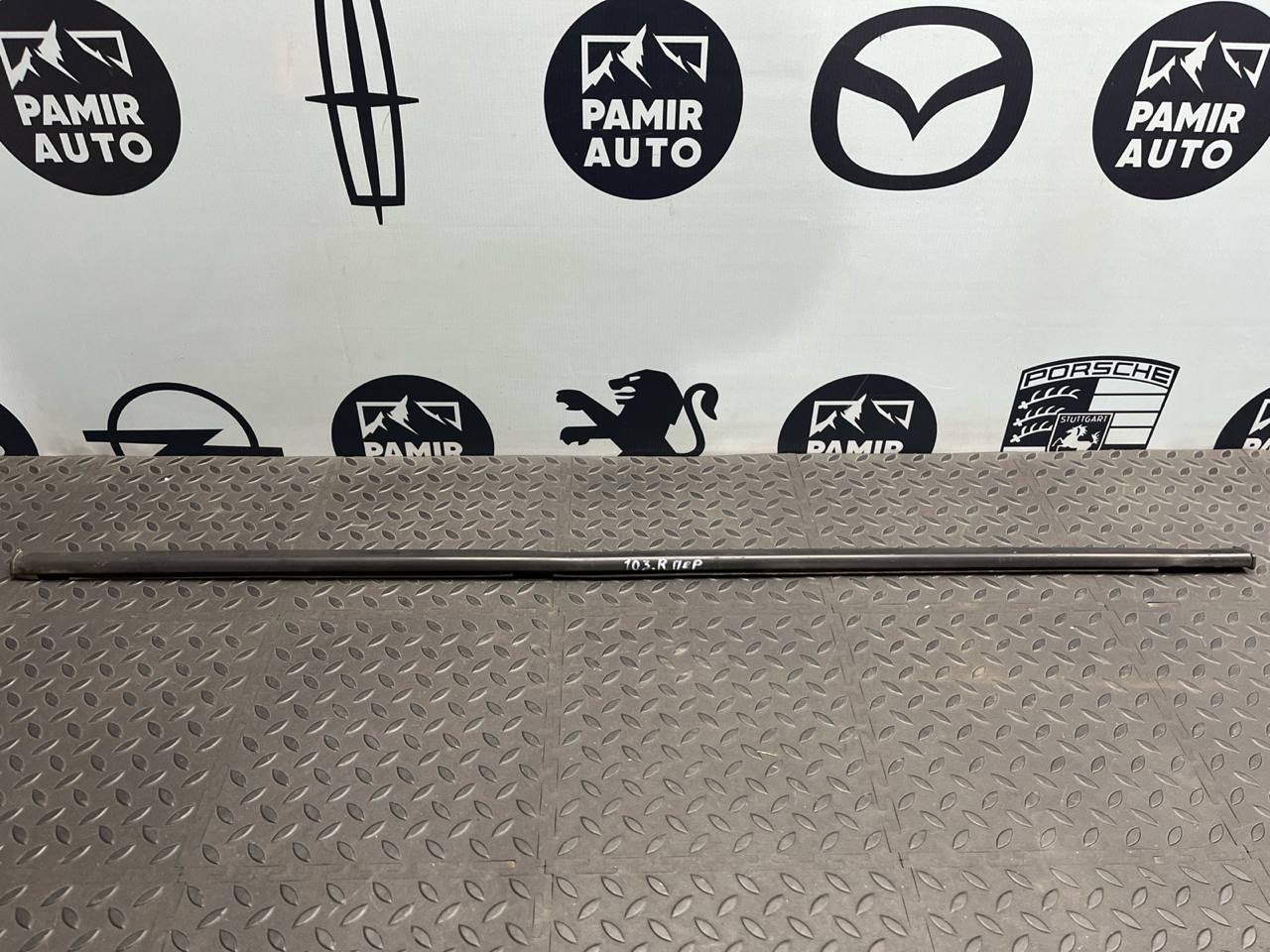 Уплотнитель двери передний правый Renault Scenic/2 2003-2009