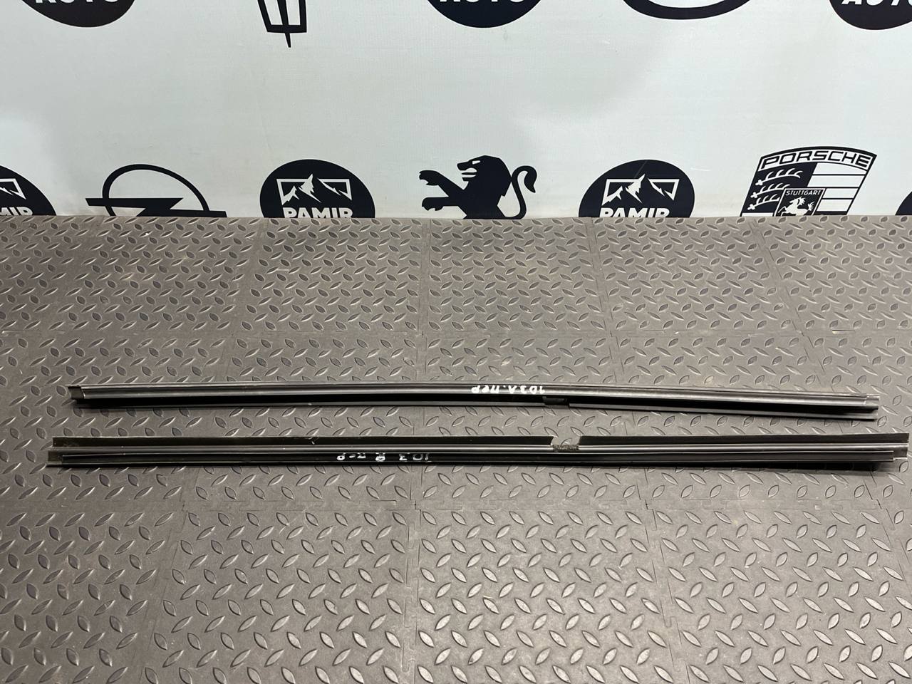 Уплотнитель двери передний Renault Scenic/2 2003-2009