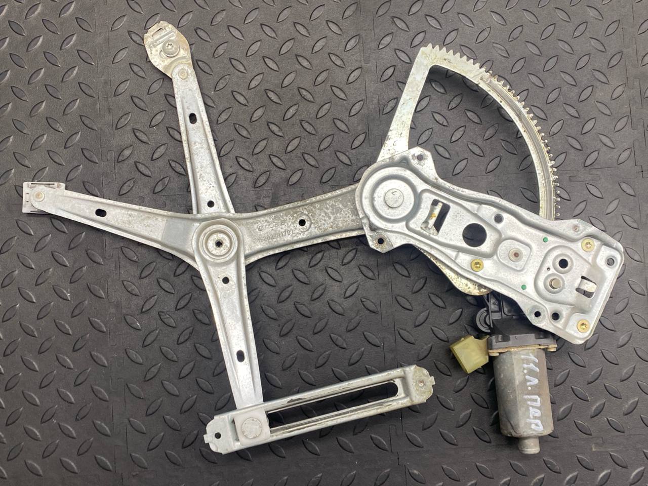 Стеклоподъемник передний левый Mercedes C/W202 1993-2001