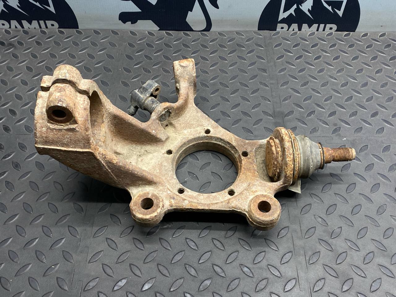 Кулак поворотный передний левый Ford Transit 2000-2006