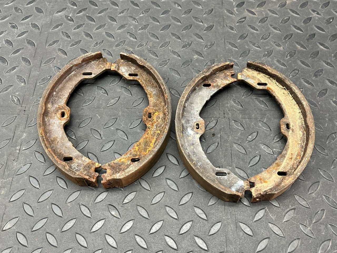 Колодки стояночного тормоза Mercedes E/W211 2002-2009