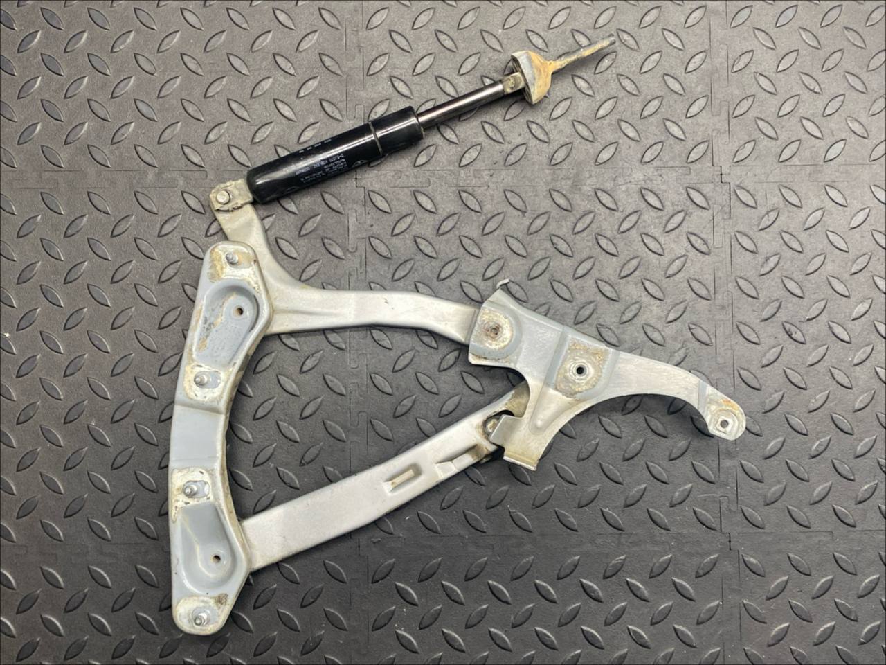 Петля капота правая Mercedes C/W202 1993-2001