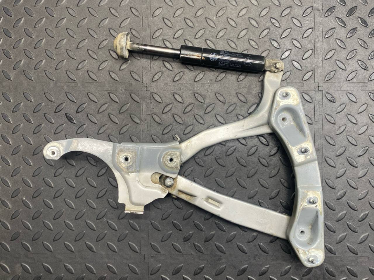 Петля капота левая Mercedes C/W202 1993-2001